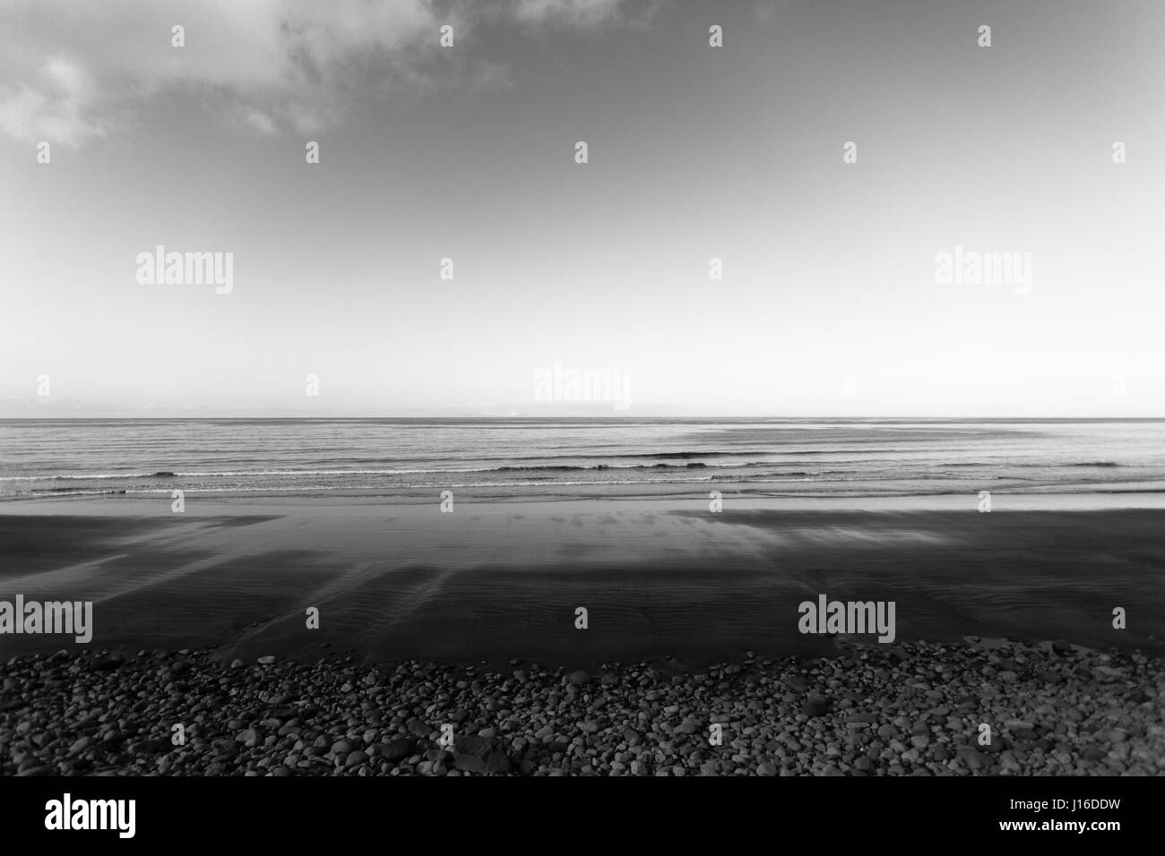 Una tranquilla spiaggia di Grundarfjörður, una piccola cittadina nei pressi di Kirkjufell montagna in Snaefellsnes (Snaefellsnes) penisola, western Islanda Foto Stock