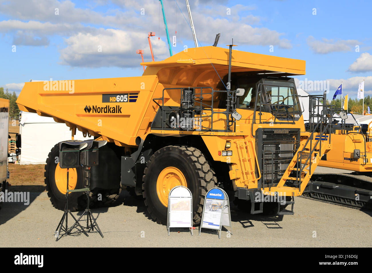 Hyvinkää, Finlandia - 11 settembre 2015: Komatsu HD605 dumper rigido per le attività minerarie su display a MAXPO 2015. Foto Stock