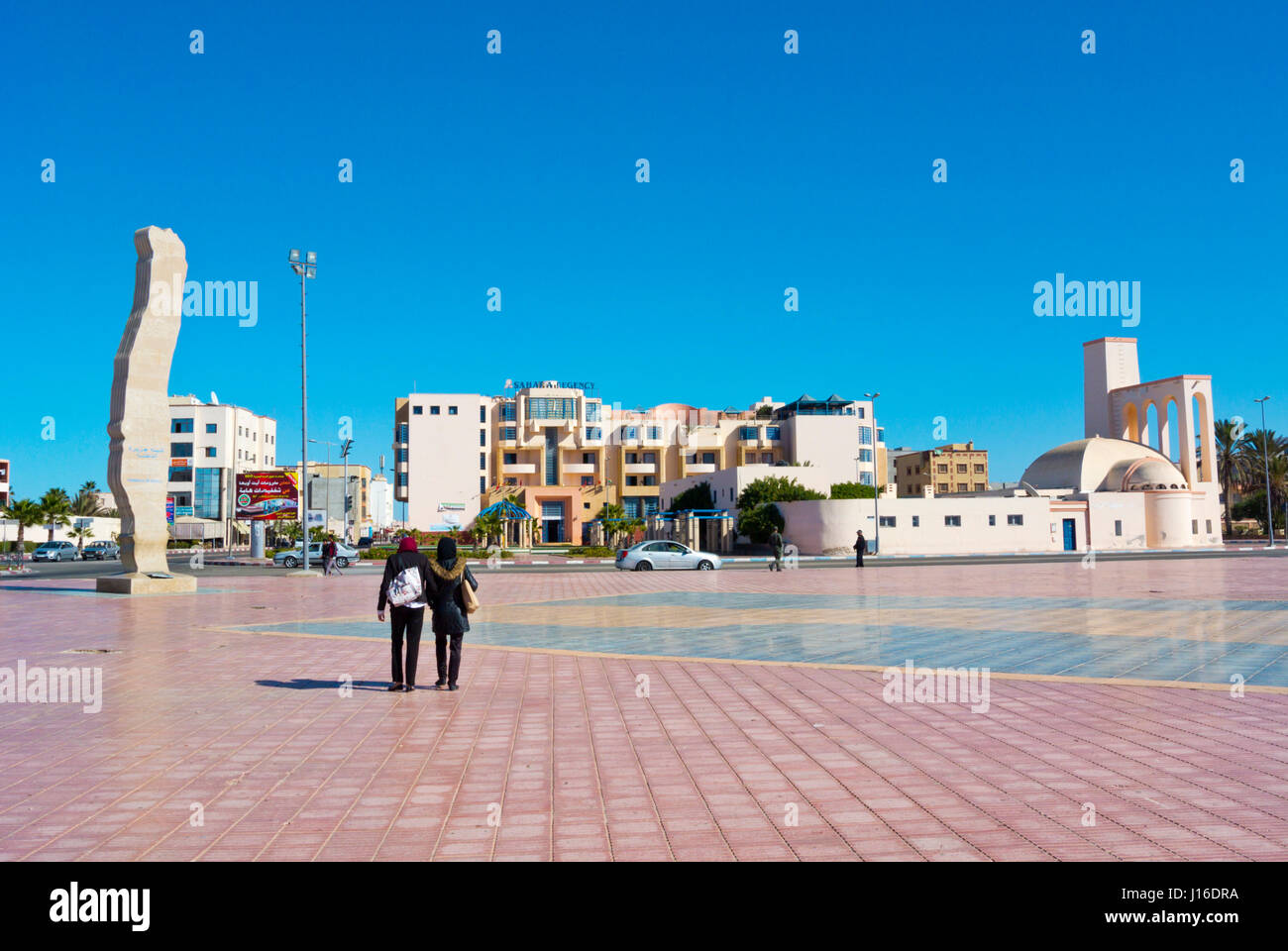Monumento della penisola e la chiesa cattolica, Dakhla, Sahara Occidentale, amministrata dal Marocco, Africa Foto Stock