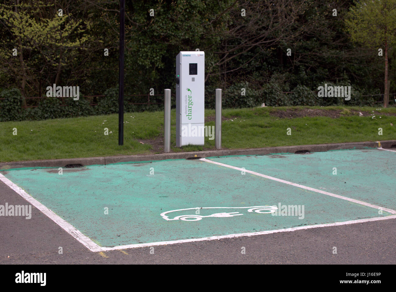 Electric Car Charger point con simboli e segni Siemens caricatore del veicolo elettrico Glasgow Foto Stock