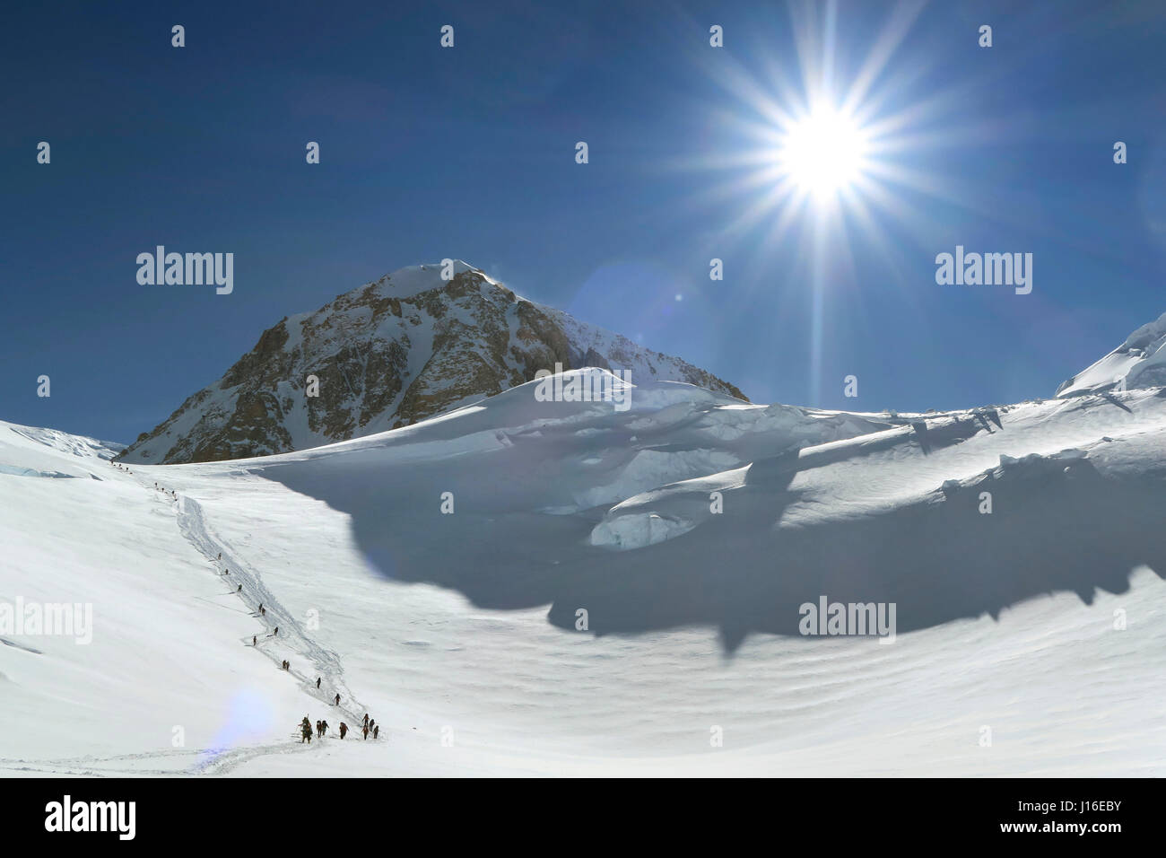 Gli alpinisti sono alla base di una ripida parete sul Denali, Alaska Foto Stock