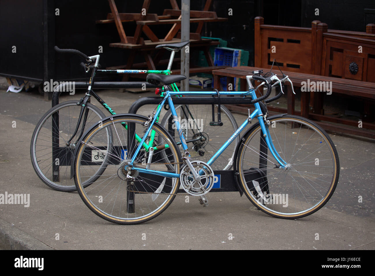 Finnieston gentrification Glasgow area bike stand con bici vintage e segni di parcheggio Foto Stock
