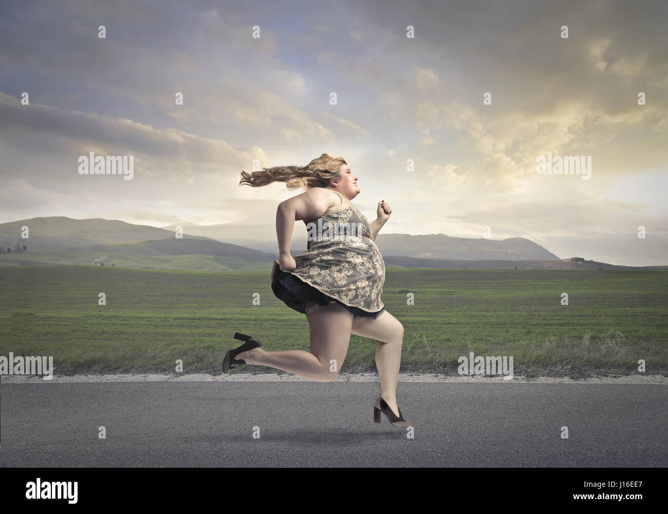 Donna grassa in esecuzione su autostrada Foto Stock