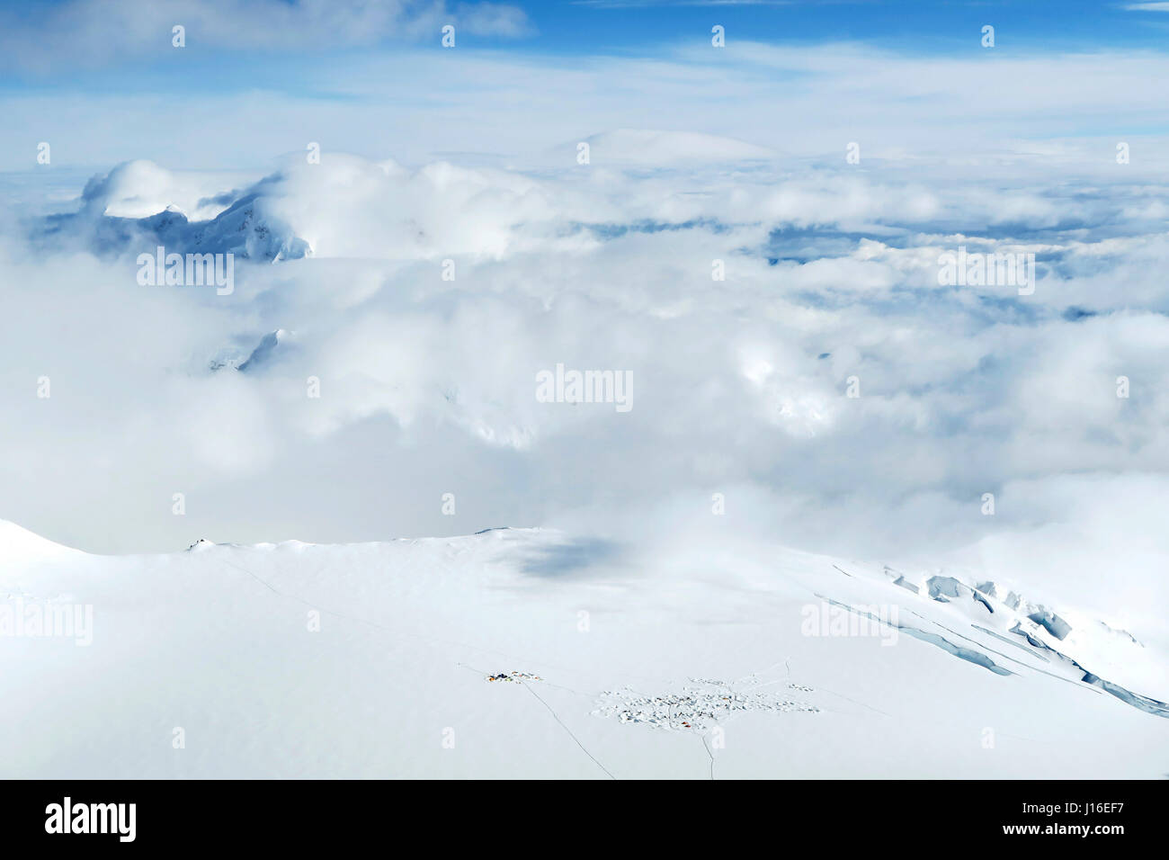 Un campeggio sul ghiacciaio Kahiltna di Denali in Alaska Foto Stock