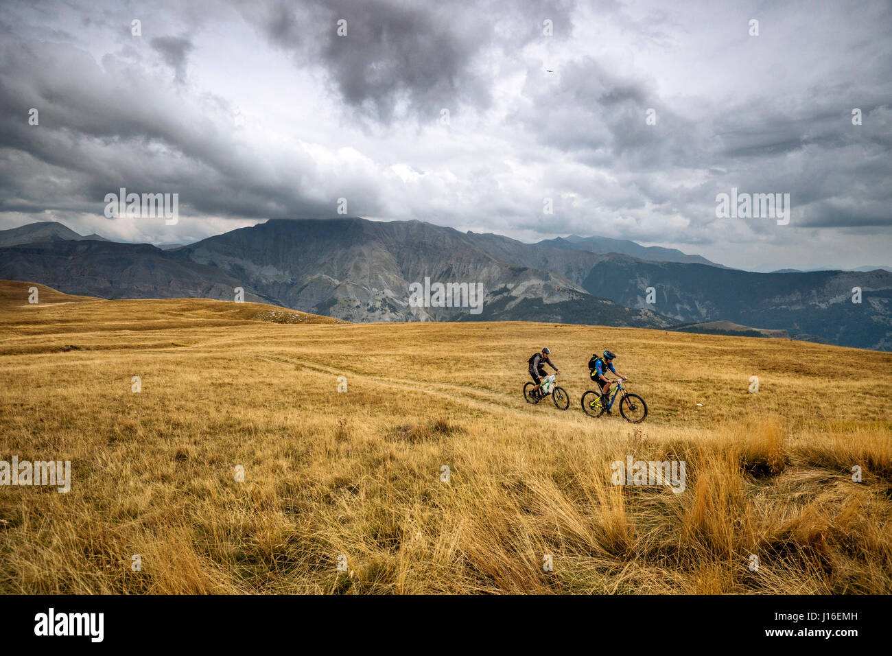 Una coppia di Mountain Bike equitazione nel Parco Nazionale del Mercantour, Francia Foto Stock