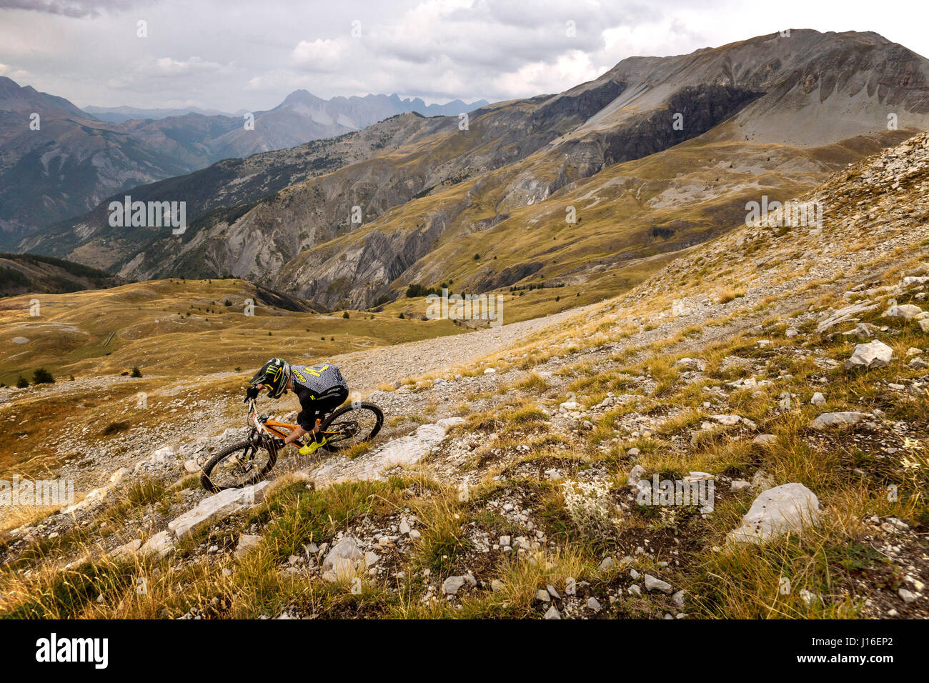 Un Mountain Biker nel backcountry del Parco Nazionale del Mercantour, Francia Foto Stock
