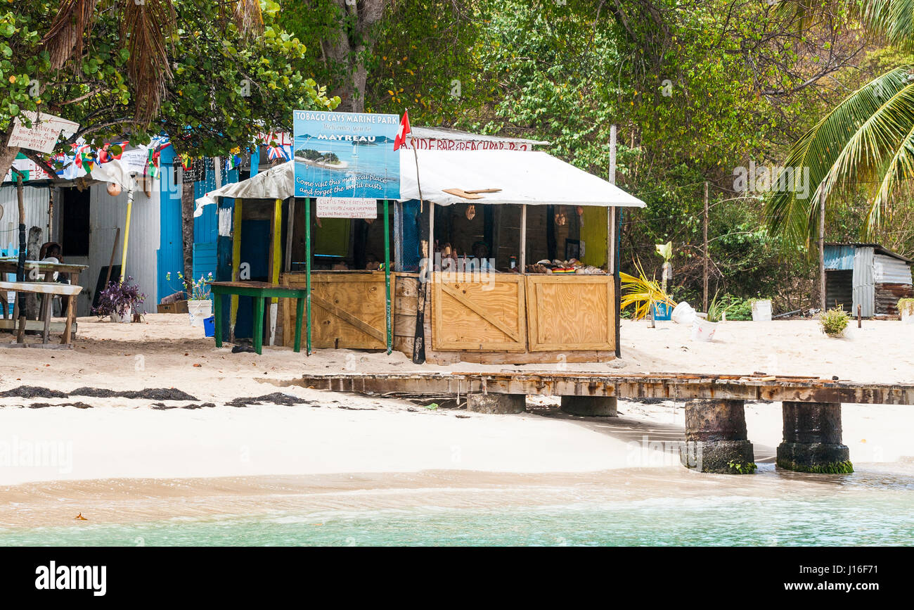 A lato della spiaggia Shack dal jetty di Souvenir e gite in barca: Salt Whistle Bay, Mayreau, Saint Vincent e Grenadine. Foto Stock