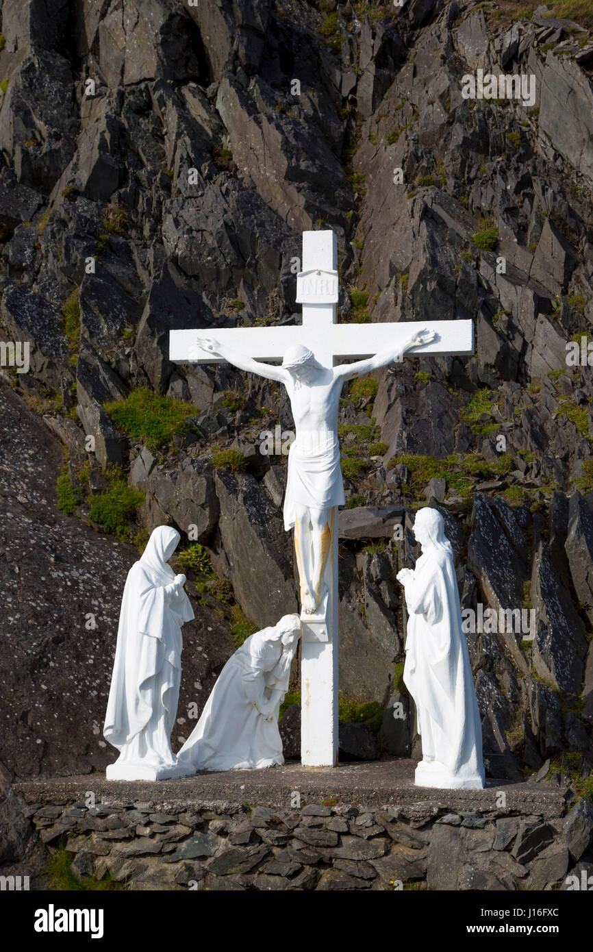 Crocifisso santuario sulla testa Slea drive, penisola di Dingle, nella contea di Kerry, Repubblica di Irlanda Foto Stock