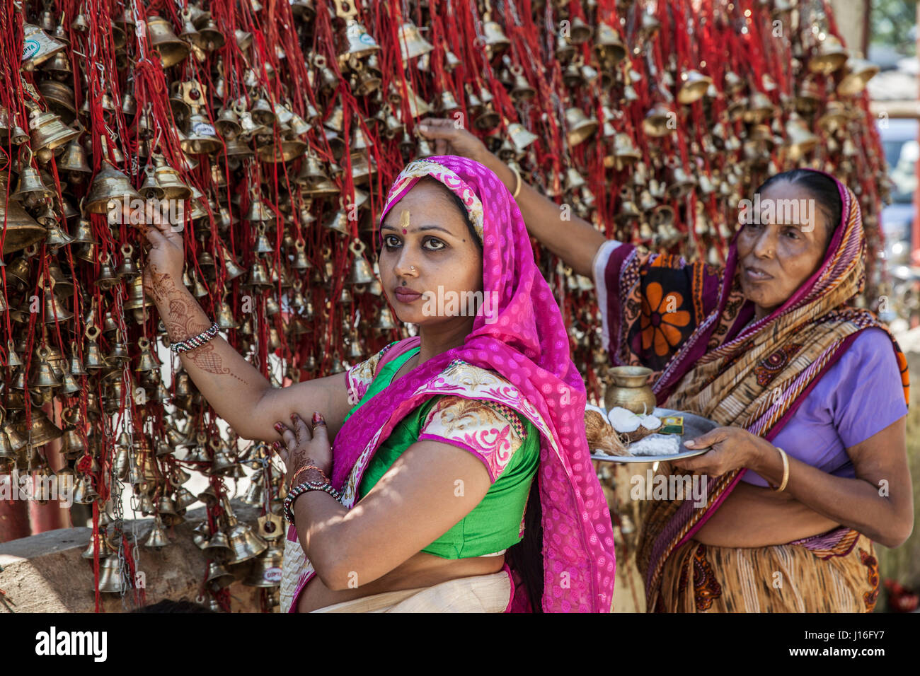 I devoti appeso campane come offerta al tempio Tilinga In Assam Foto Stock