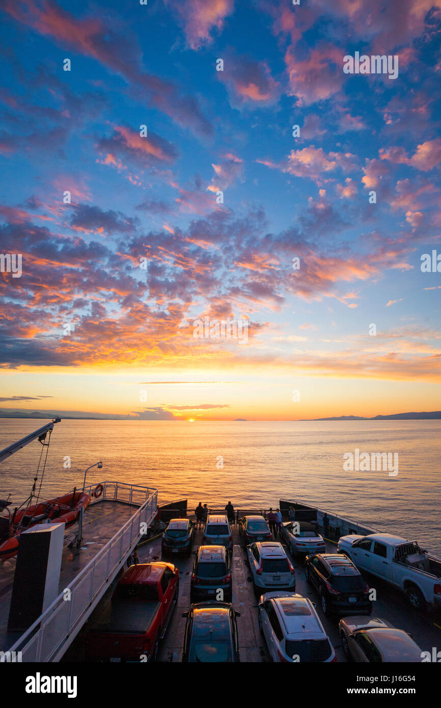 Auto parcheggiata sul ponte del British Columbia nave traghetto che si muove attraverso il Salish Sea Foto Stock