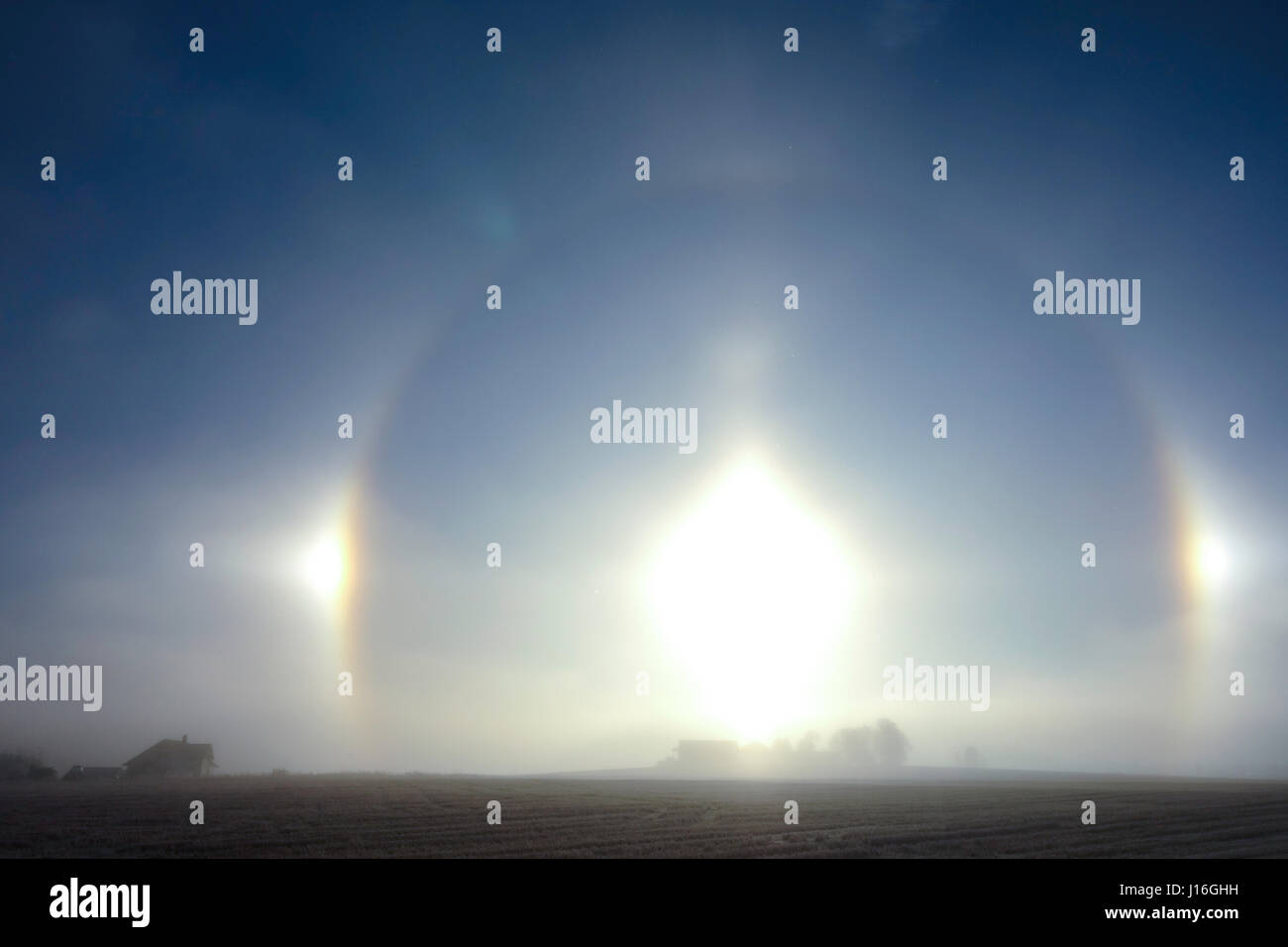 Nome meteorologico parhelion è un fenomeno atmosferico che consiste di un punto luminoso a sinistra e/o destra del sole. Foto Stock