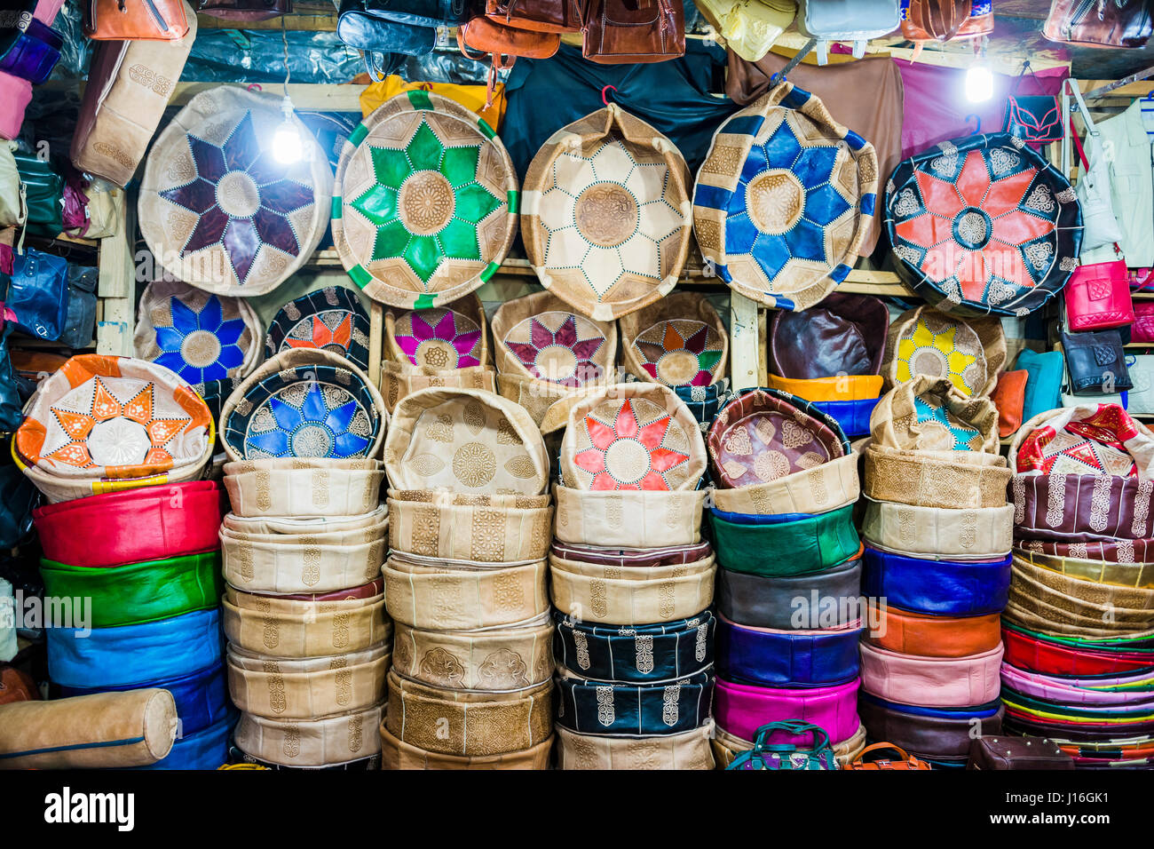 Cuoio marocchino cuscinipoufs. Fes, Marocco, Africa del Nord Foto Stock