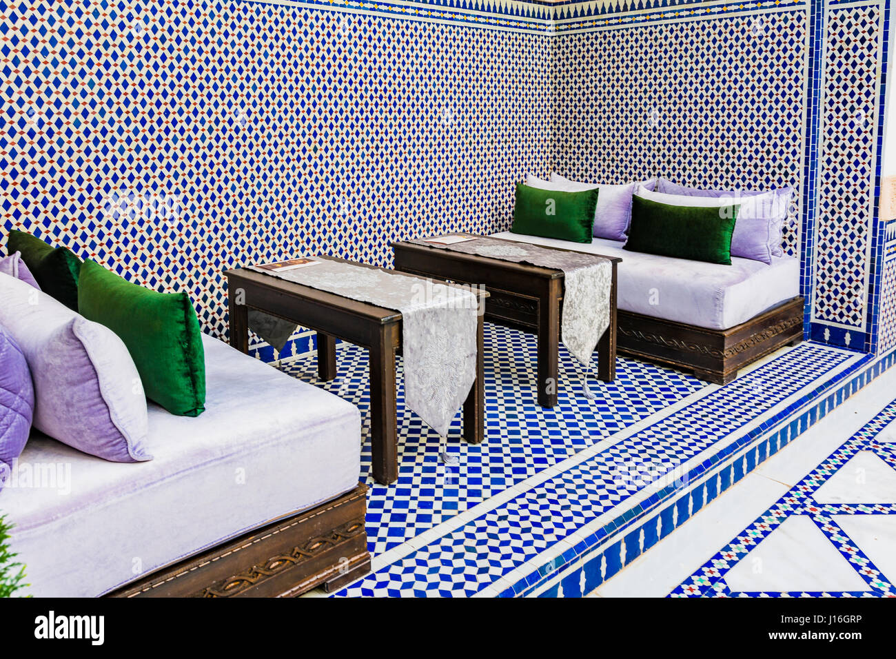 Dettaglio. Il Riad è una tradizionale casa marocchina o palace con un giardino interno o sul cortile. Islamico di architettura di interni. Fez, in Marocco, Africa del Nord Foto Stock