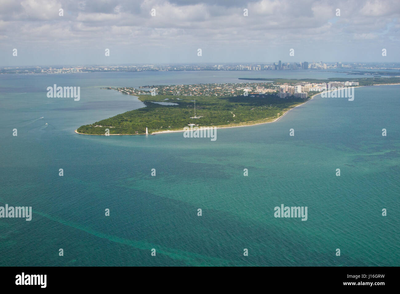 Vista aerea del capo Florida Luce, Key Biscayne con il centro di Miami in background. Foto Stock