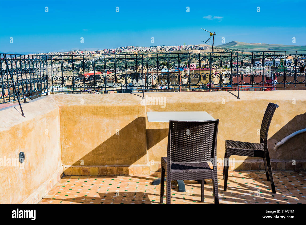 Dettaglio. Il Riad è una tradizionale casa marocchina o palace con un giardino interno o sul cortile. Islamico di architettura di interni. Fez, in Marocco, Africa del Nord Foto Stock