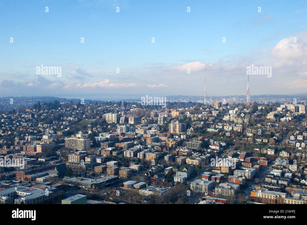 SEATTLE, WASHINGTON, STATI UNITI D'AMERICA - JAN 23rd, 2017: skyline del centro cittadino di Seattle, vista dalla sommità dello spazio ago durante un giorno nuvoloso Foto Stock