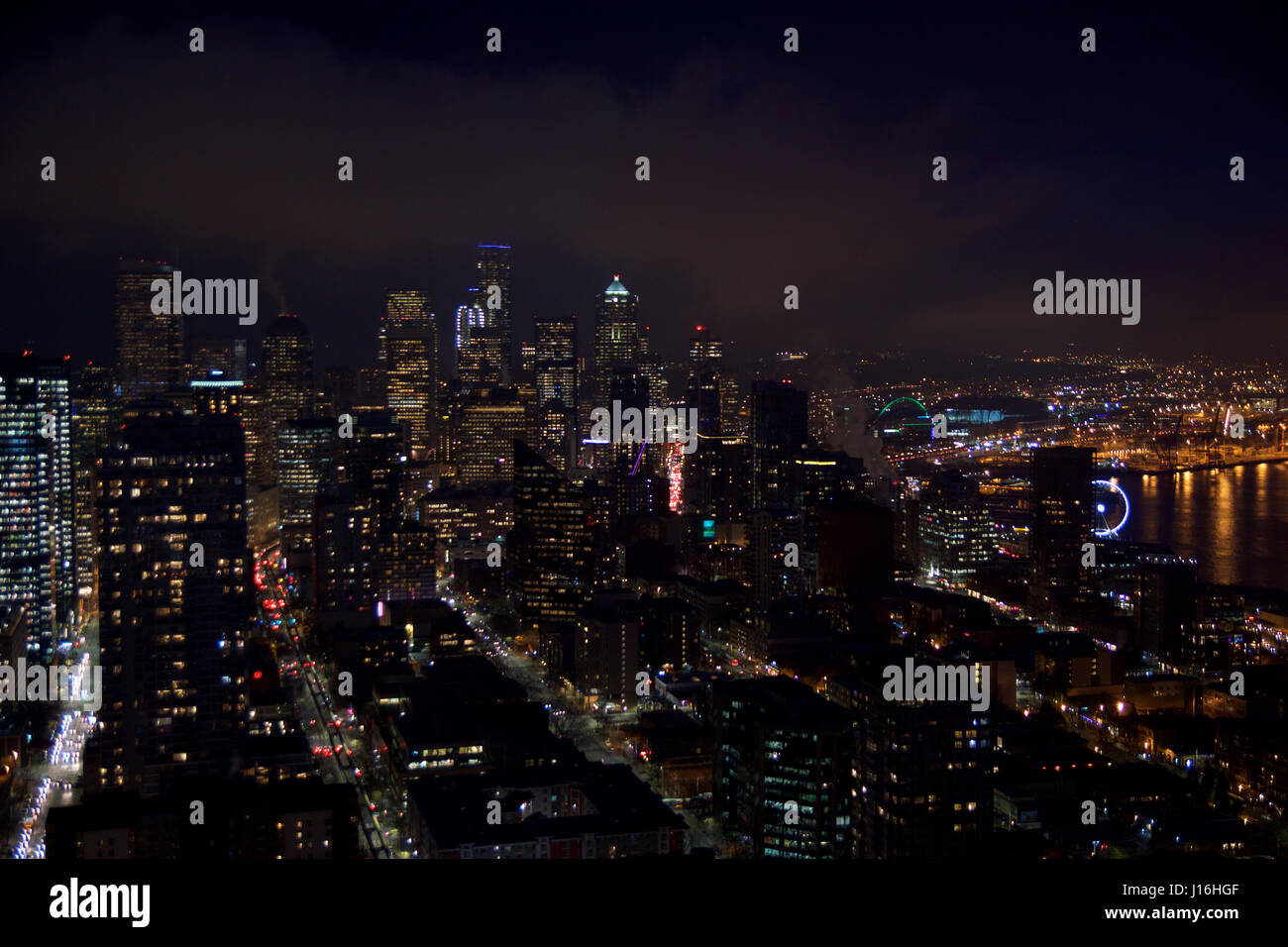 SEATTLE, WASHINGTON, STATI UNITI D'AMERICA - JAN 23rd, 2017: skyline del centro cittadino di Seattle, vista dalla sommità dello spazio ago durante una notte nuvoloso, luci della città Foto Stock