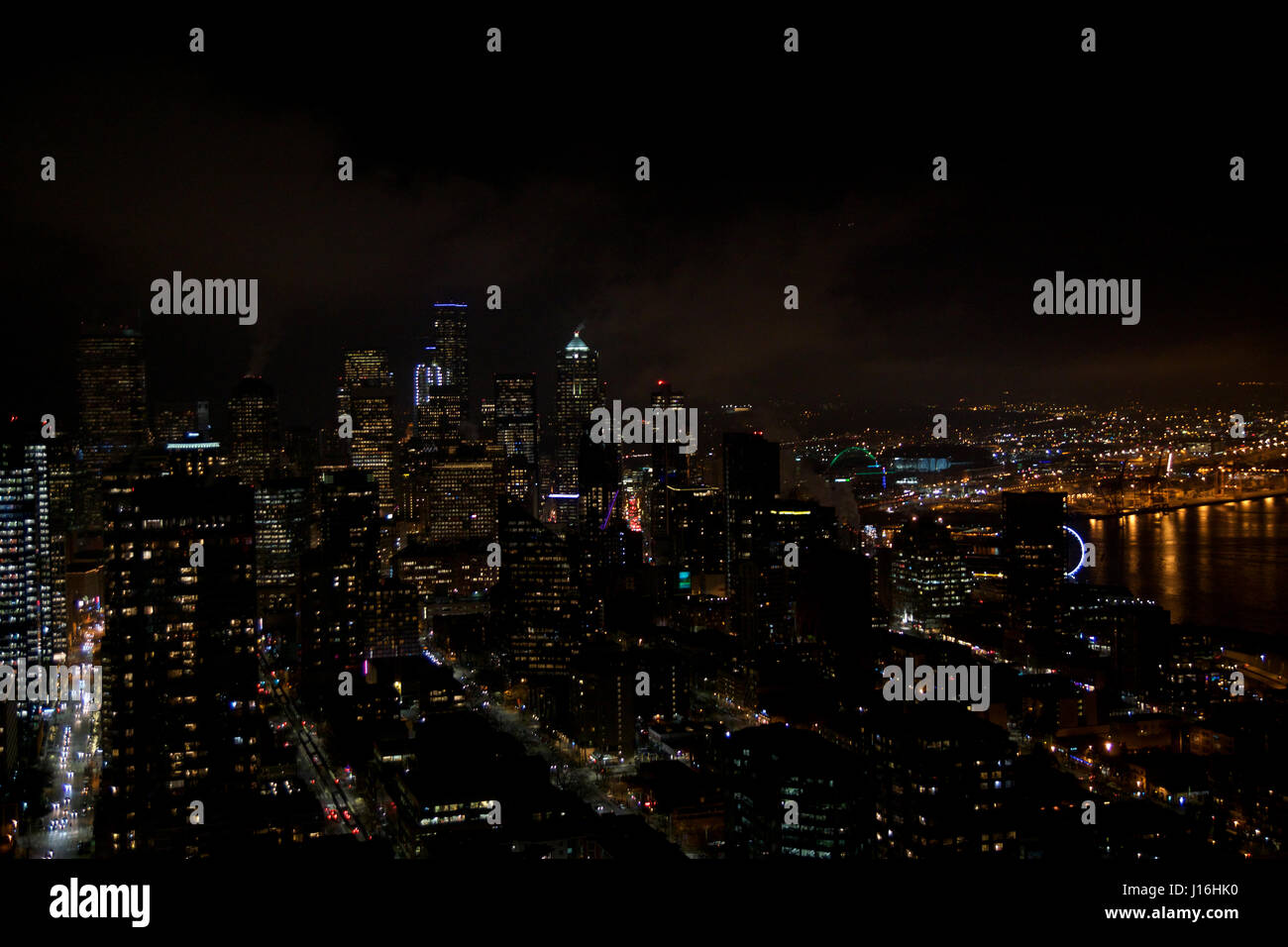 SEATTLE, WASHINGTON, STATI UNITI D'AMERICA - JAN 23rd, 2017: skyline del centro cittadino di Seattle, vista dalla sommità dello spazio ago durante una notte nuvoloso, luci della città Foto Stock