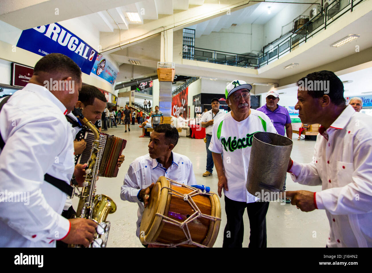 Una Band che suona musica allo stadio durante la Serie Caribe, annualmente una serie di baseball in America Latina Foto Stock