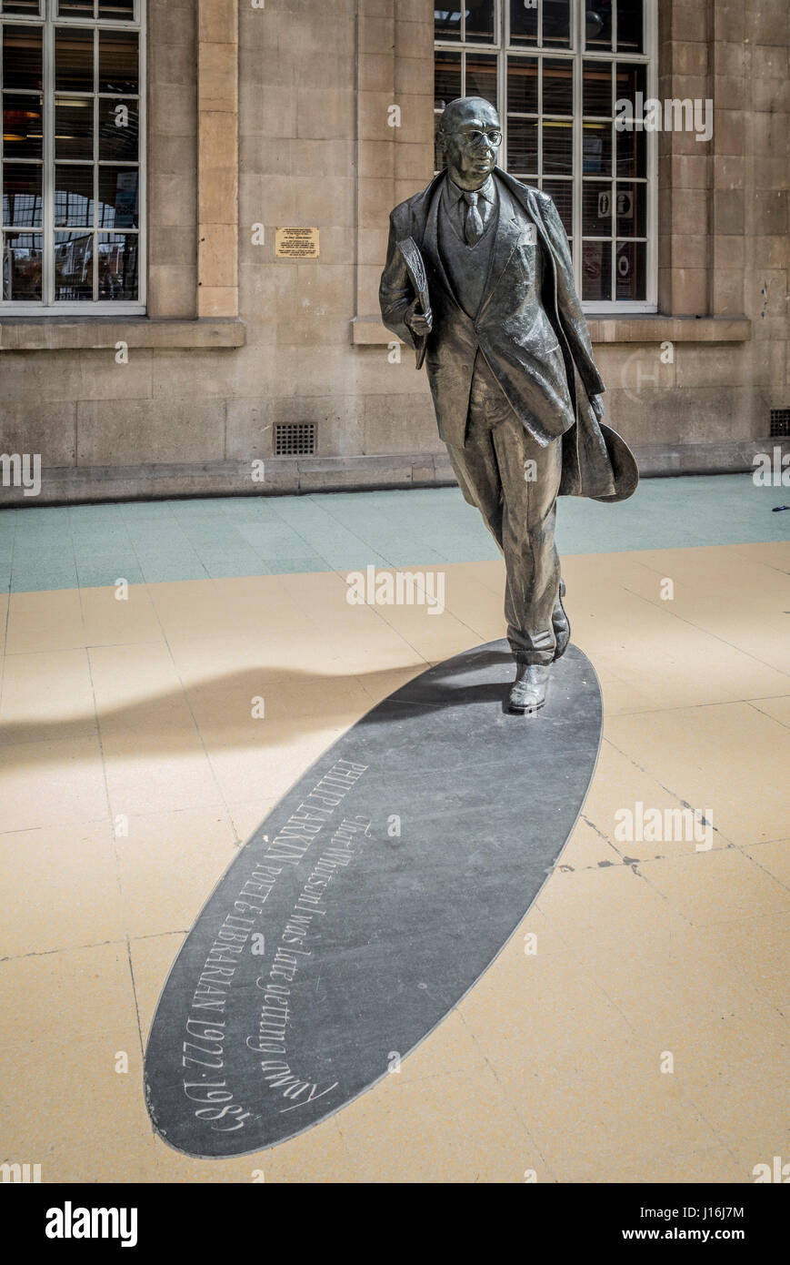 Philip Larkin statua a Hull Paragon Interchange stazione ferroviaria da Martin Jennings Foto Stock