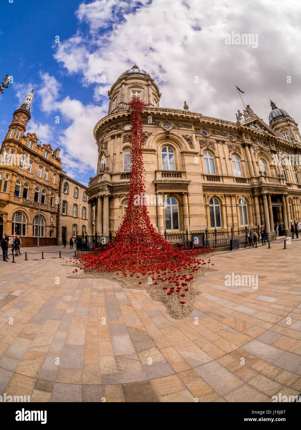 Papaveri: finestra piangendo DA PAOLO ARTISTA CUMMINS E TOM PIPER DESIGNER a Hull Maritime Museum, UK. Foto Stock