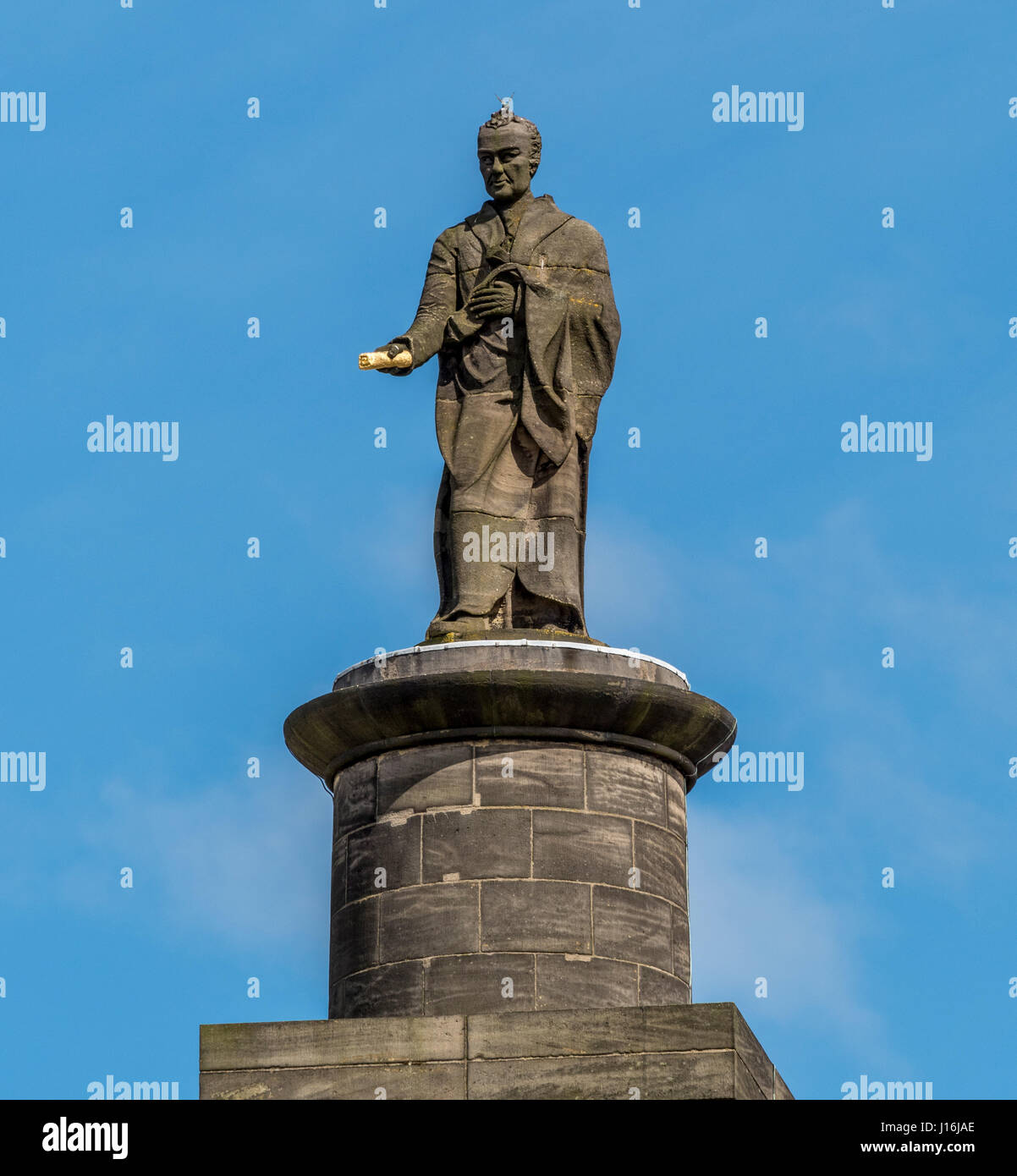 William Wilberforce statua holding scorrere verso il quale veniva dorato per il 2017 Città della cultura celebrazione, Hull, Regno Unito. Foto Stock