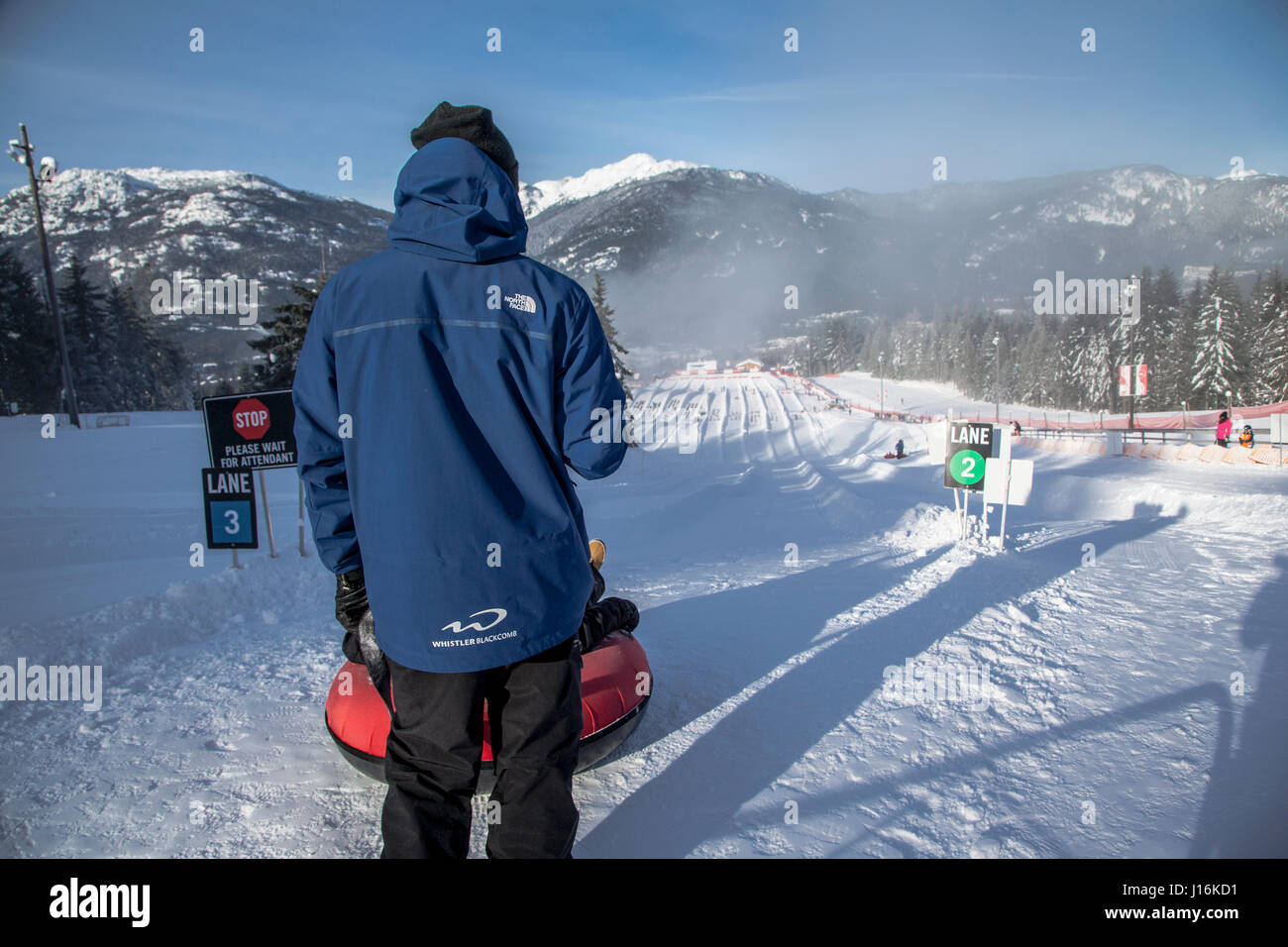 La gente che ottiene pronta per scivolare sulla neve i tubi , Whistler Foto Stock