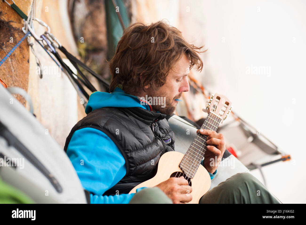 Nicolas Favresse a suonare la chitarra sul Portaledge in Venezuela Foto Stock