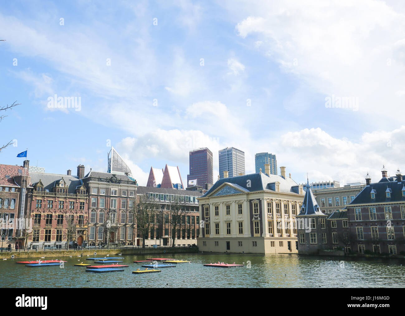 L'Aia, Binnenhof con il Hofvijver all'Aia, Paesi Bassi. Questo edificio ospita il luogo di incontro di entrambe le case degli Stati generali. Foto Stock
