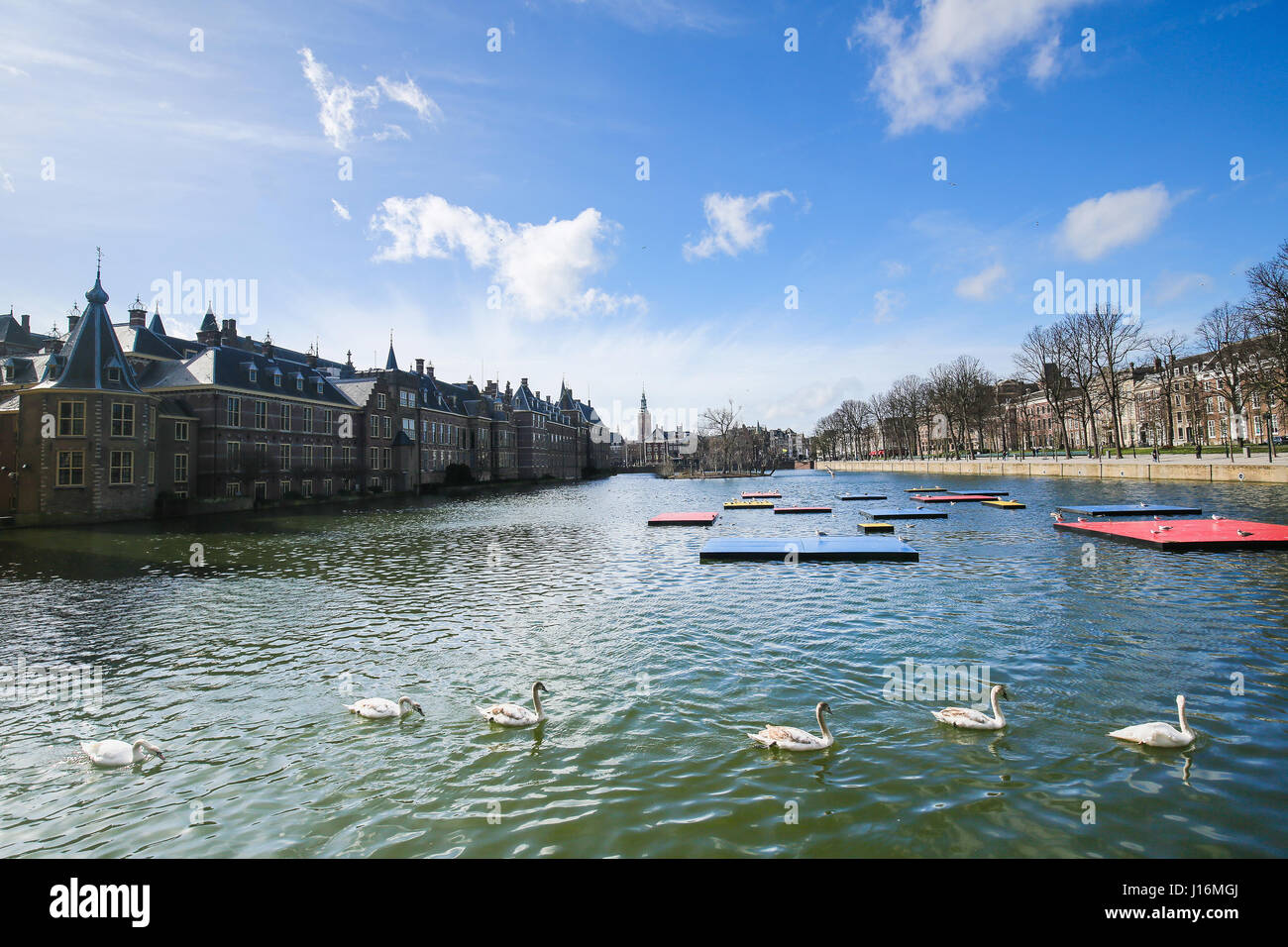 L'Aia, Binnenhof con il Hofvijver all'Aia, Paesi Bassi. Questo edificio ospita il luogo di incontro di entrambe le case degli Stati generali. Foto Stock