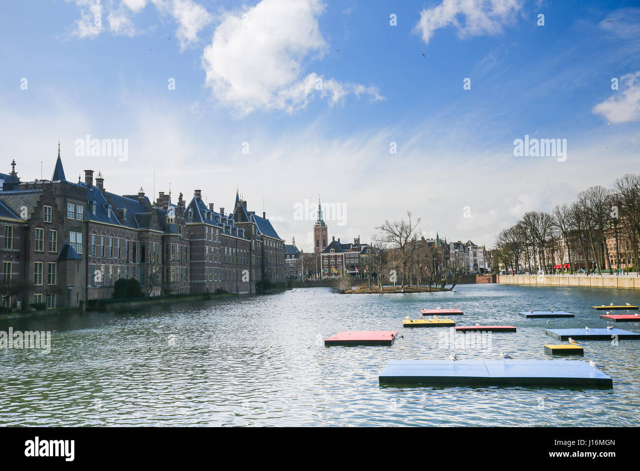 L'Aia, Binnenhof con il Hofvijver all'Aia, Paesi Bassi. Questo edificio ospita il luogo di incontro di entrambe le case degli Stati generali. Foto Stock