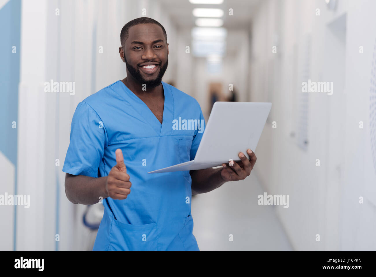 Felice americano africano medico esprimendo felicità in ospedale Foto Stock