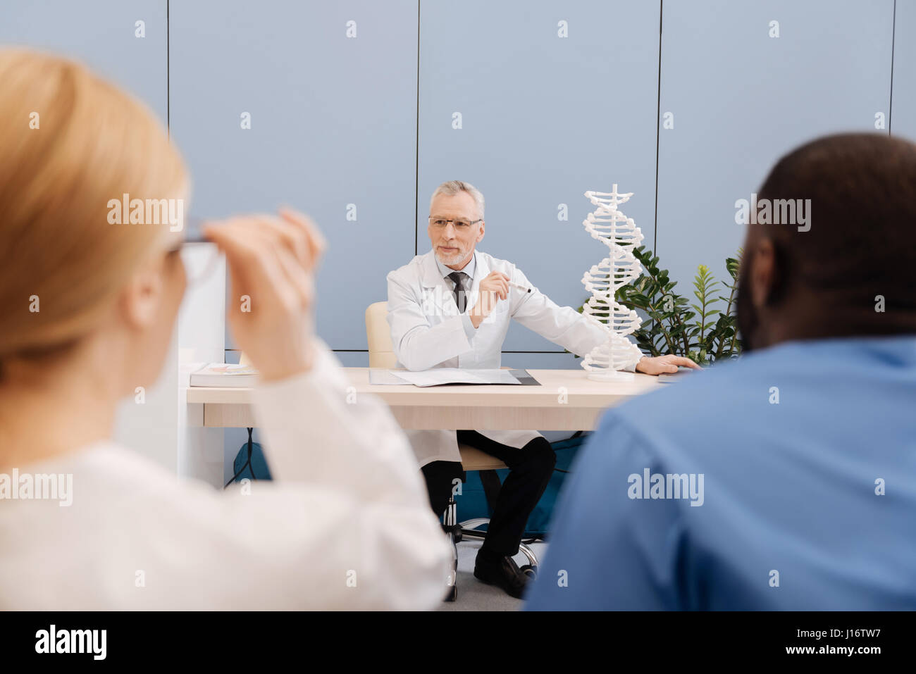 Pacifico medico senior di condurre la lezione del Medical College Foto Stock