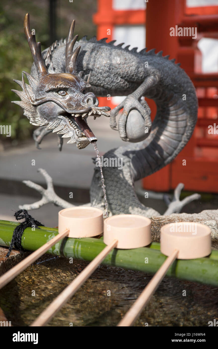 Dragon fontana e tazze ladels per riti di purificazione a Kurama-dera tempio di Kurama, Kyoto, Giappone Foto Stock