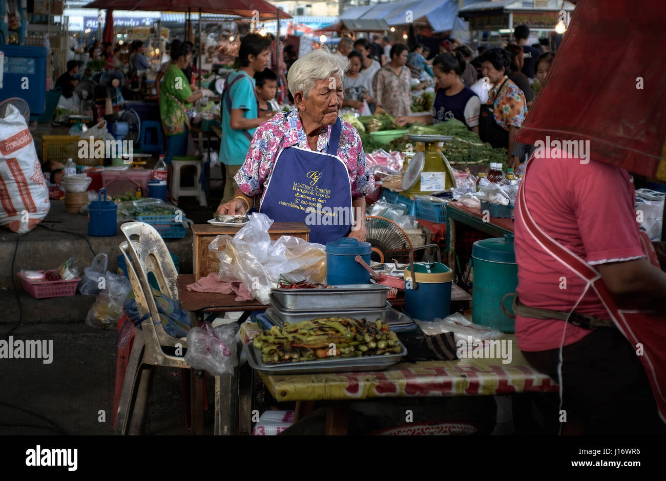 Anziani Thailandia donna che lavorano presso un Thai street market alimentare. Sud-est asiatico Foto Stock