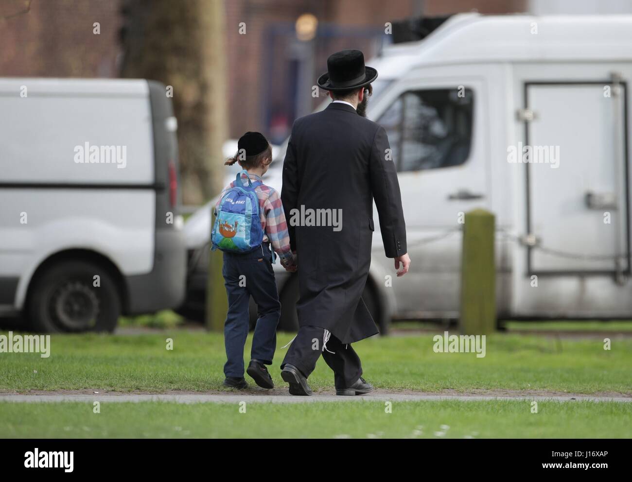 Una vista generale di un uomo ebreo e un bambino a Londra. Foto Stock
