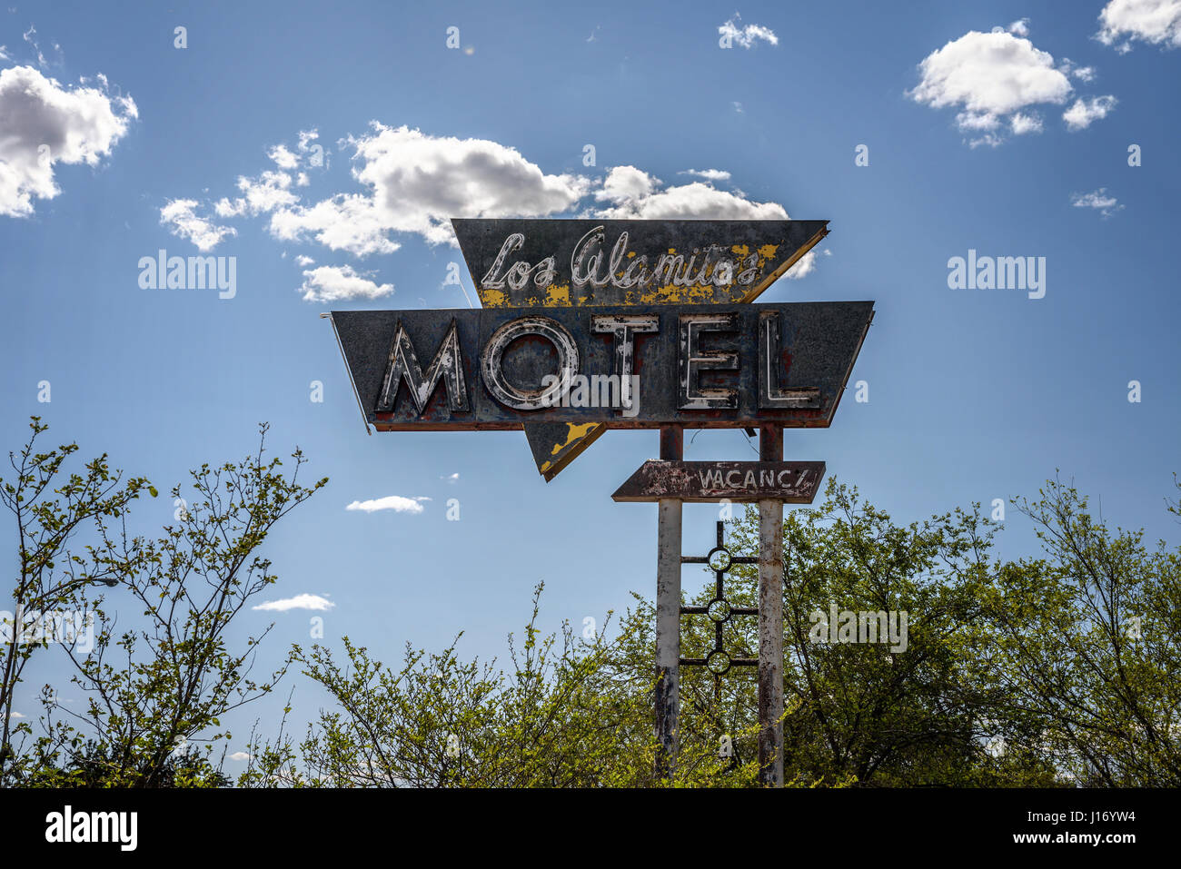 Sovvenzioni, Nuovo Messico, Stati Uniti d'America - 13 Maggio 2016 : Vintage segno vicino ex Los Alamitos Motel sulla storica Route 66 in Nuovo Messico. Foto Stock