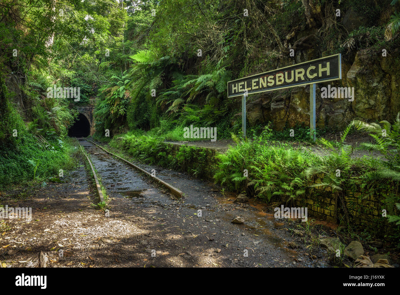 Abbandonato Helensburgh Stazione Ferroviaria e tunnel vicino a Sydney nel Nuovo Galles del Sud, Australia Foto Stock