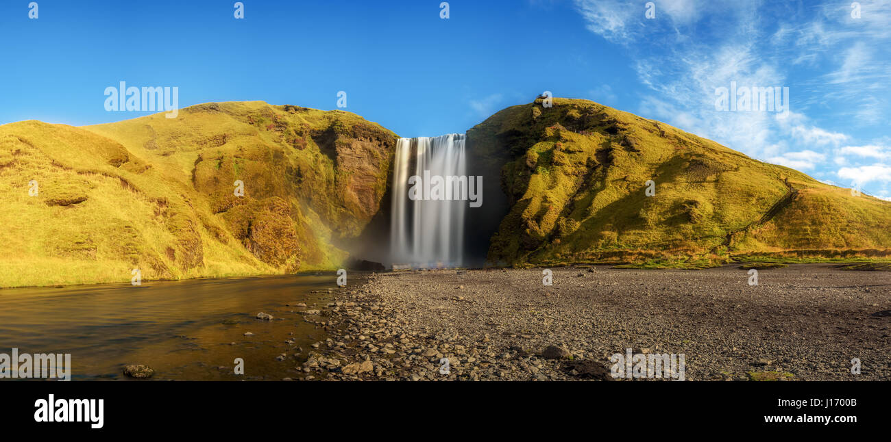 Panorama della famosa cascata Skogafoss nel sud dell'Islanda. Lunga esposizione. Foto Stock