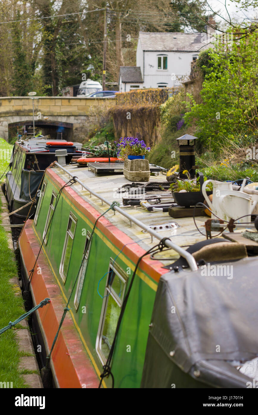 Canal case chiatta ormeggiata su il Shropshire Union canal decorate con fiori di uno stile di vita alternativo sulle zone rurali Rete delle vie navigabili Foto Stock