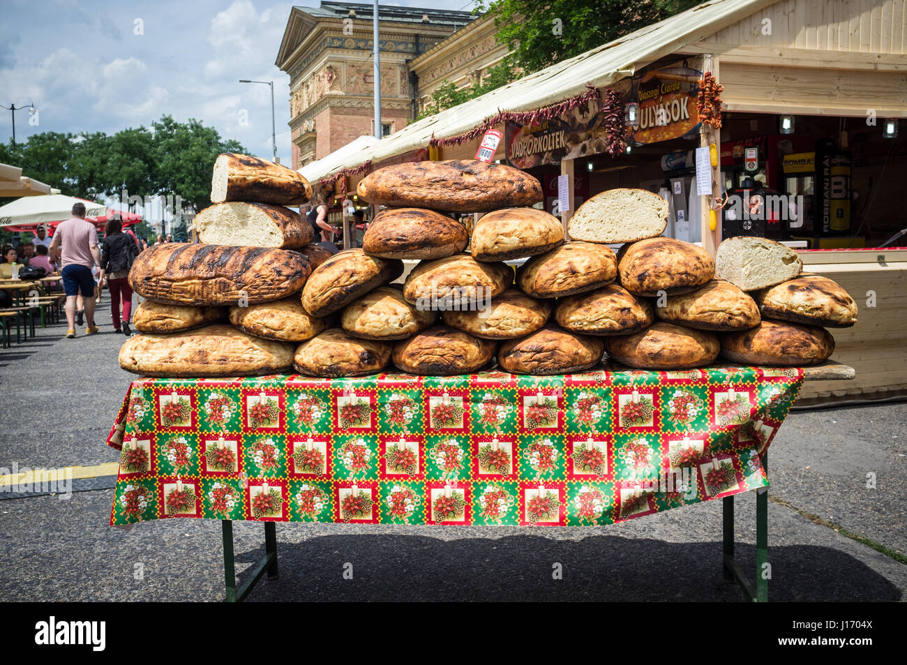 Polpettine di pane per la vendita a Budapest mercato all'aperto Foto Stock