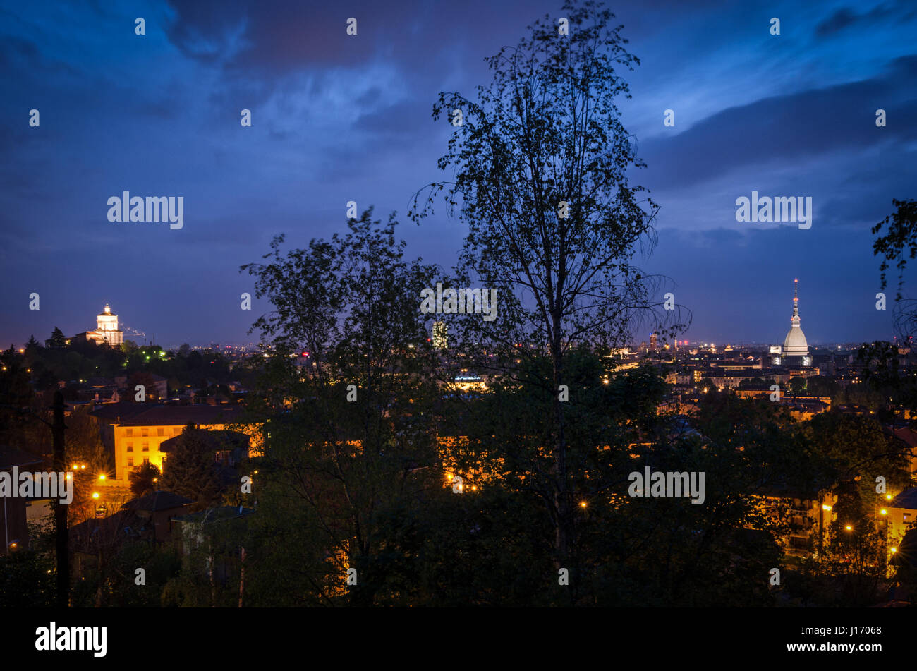 Torino Mole Antonelliana e Monte dei Cappuccini a blue ora Foto Stock