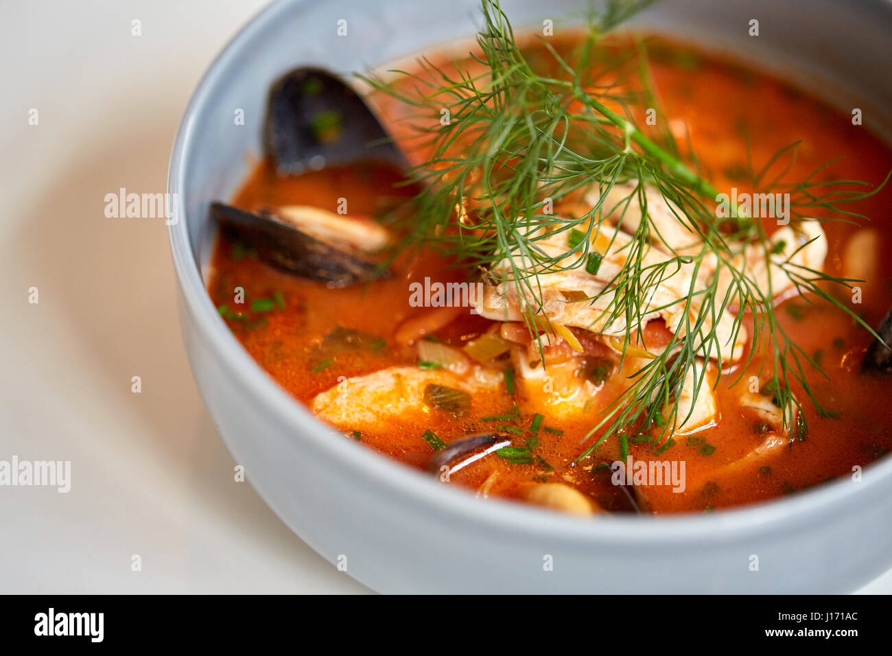 Close up di zuppa di pesce con pesce e cozze Foto Stock