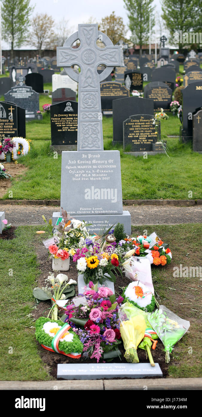 Una vista generale di Martin McGuinness la tomba di pietra a cimitero cittadino a Londonderry. Foto Stock
