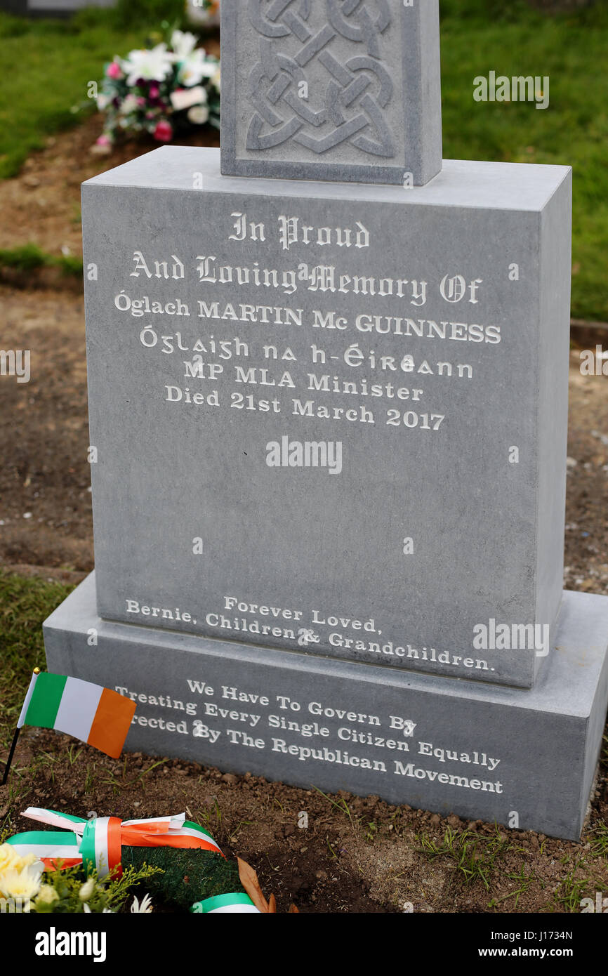 Una vista generale di Martin McGuinness la tomba di pietra a cimitero cittadino a Londonderry. Foto Stock