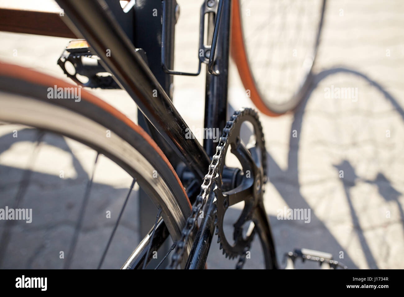 Close up di ingranaggio fisso bicicletta su una strada di città Foto Stock