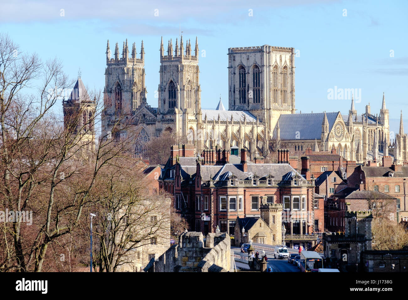 York Minster dalle mura della città Foto Stock
