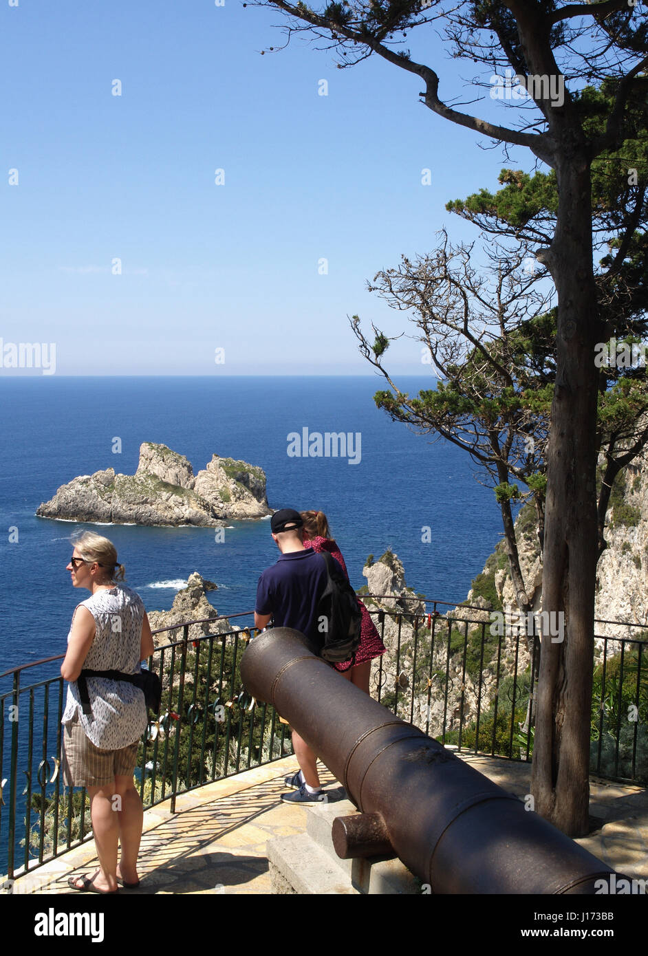 I turisti che si affaccia sul mare dal monastero Pantagia, Palaiokastritsa, Corfù, Grecia Foto Stock