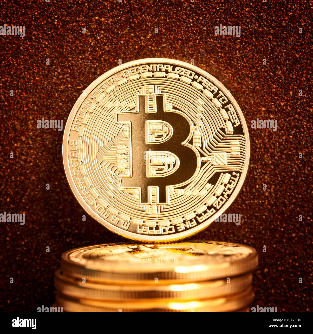 Bit-coin moneta e metallo arrugginito sfondo Foto Stock