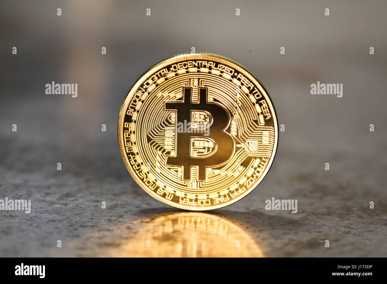 Medaglia d'oro di bitcoin denaro virtuale concept Foto Stock